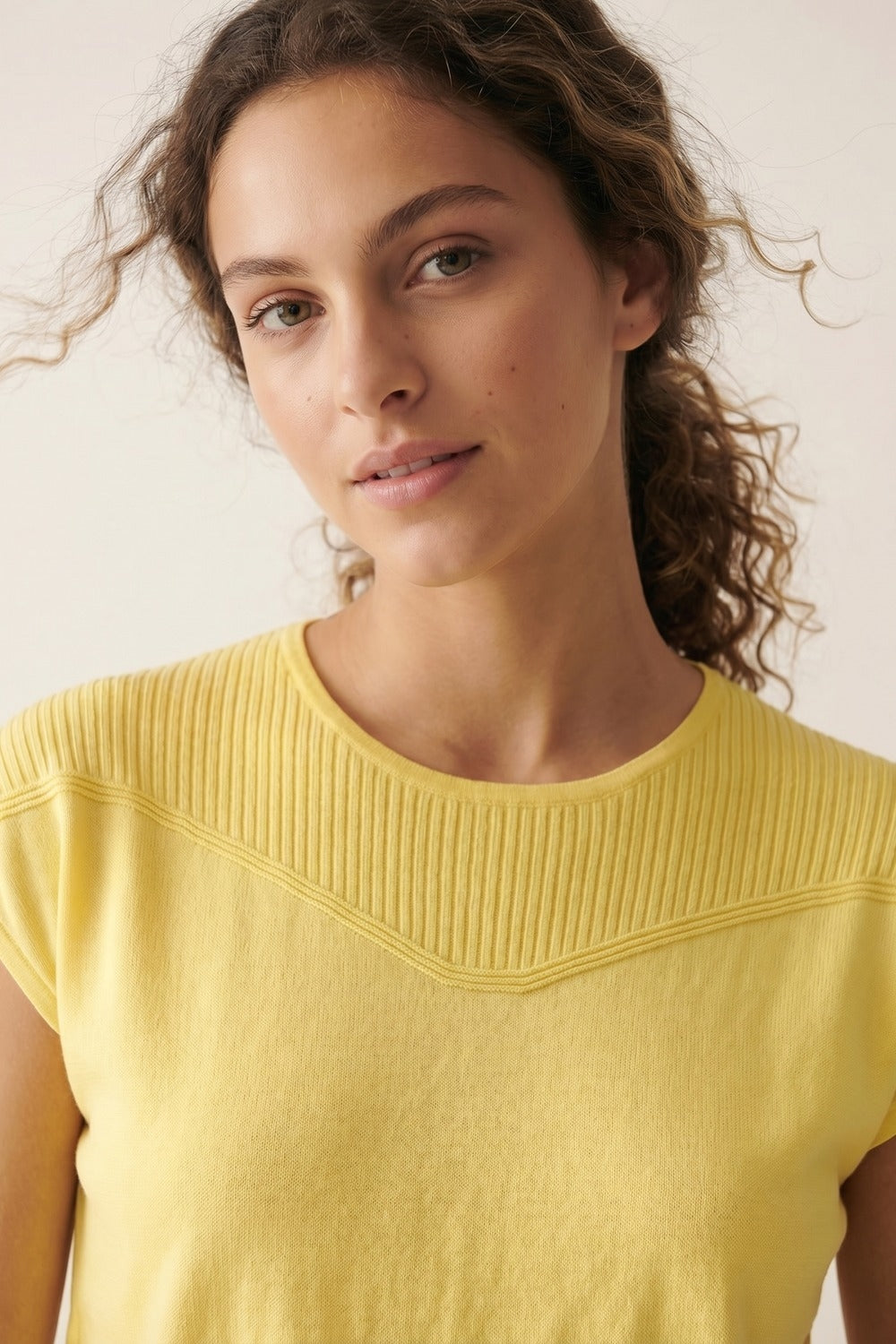 Pull en maille jaune à manches courtes avec détail côtelé