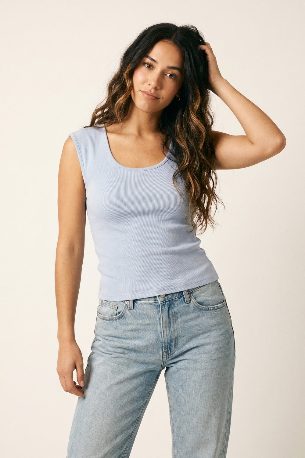 Pull léger bleu clair en maille côtelée avec col rond en tricot léger