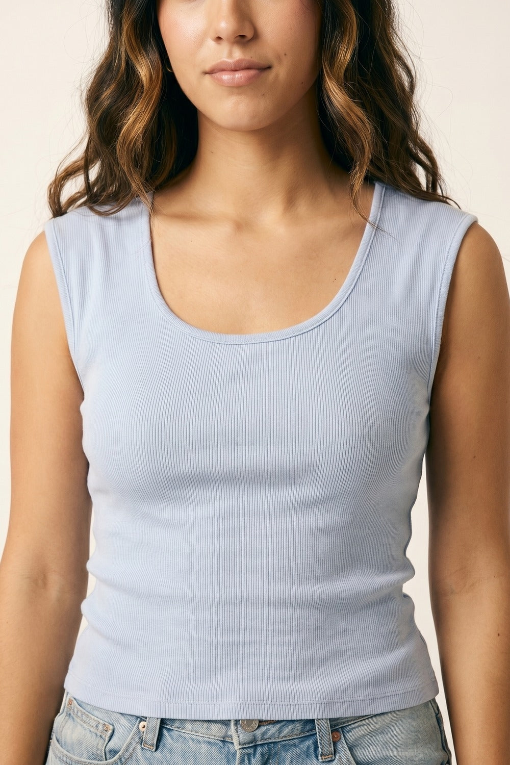 Pull léger bleu clair en maille côtelée avec col rond en tricot léger