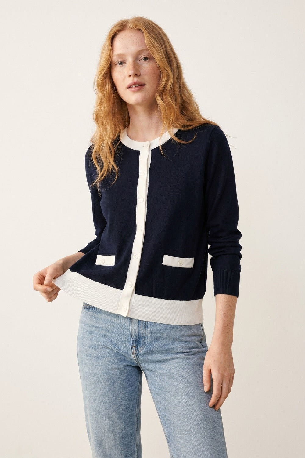 Cardigan boutonné marine avec bordures blanches