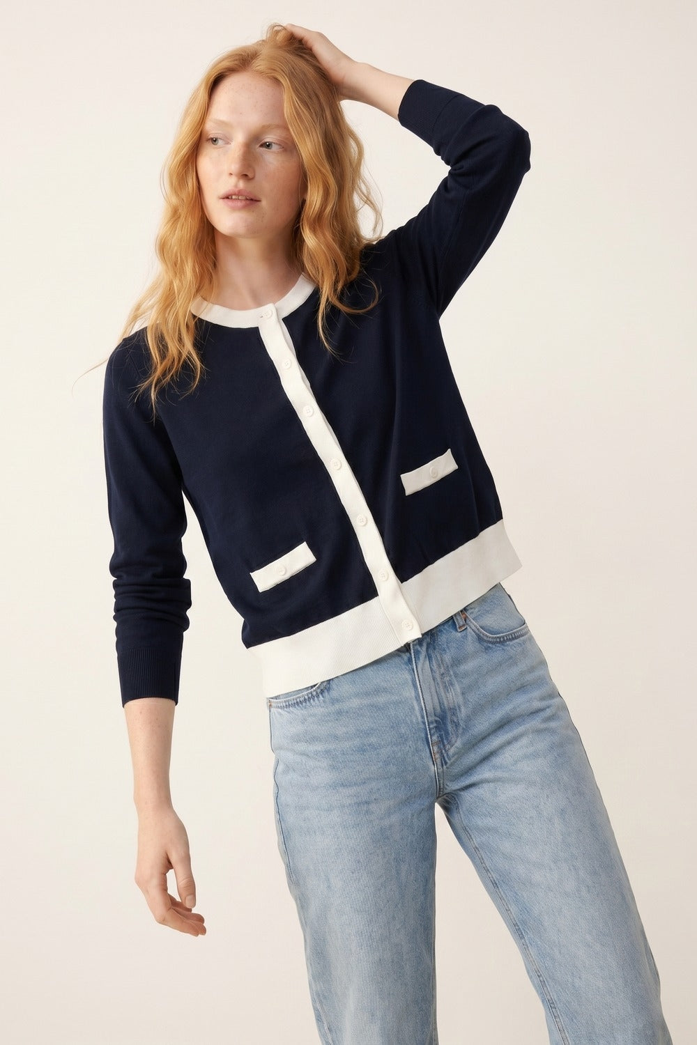 Cardigan boutonné marine avec bordures blanches