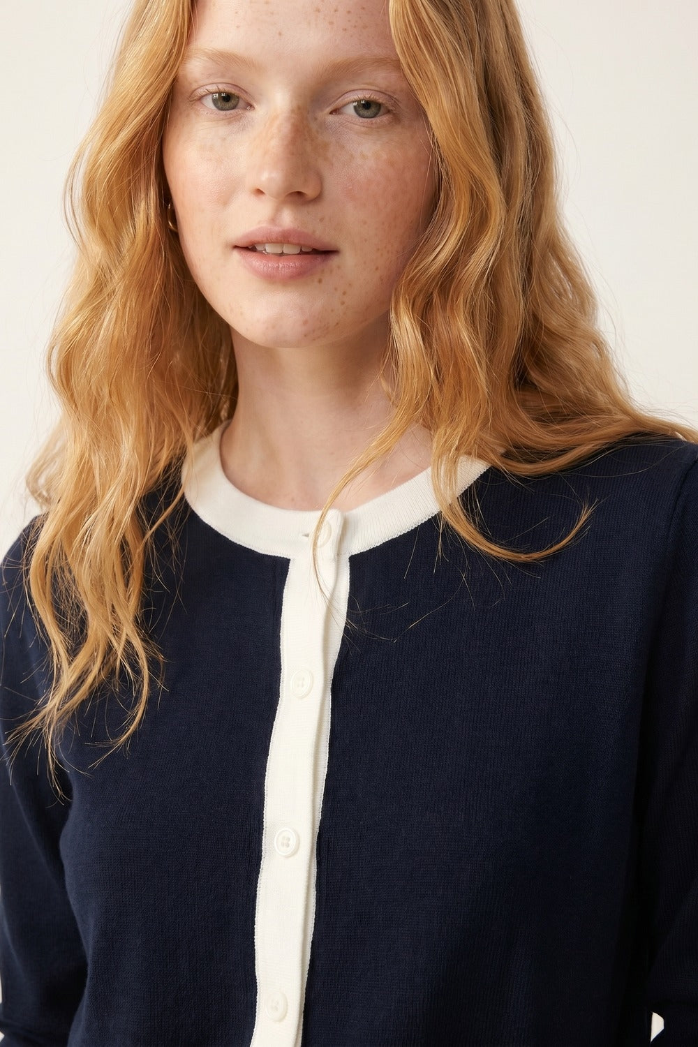 Cardigan boutonné marine avec bordures blanches