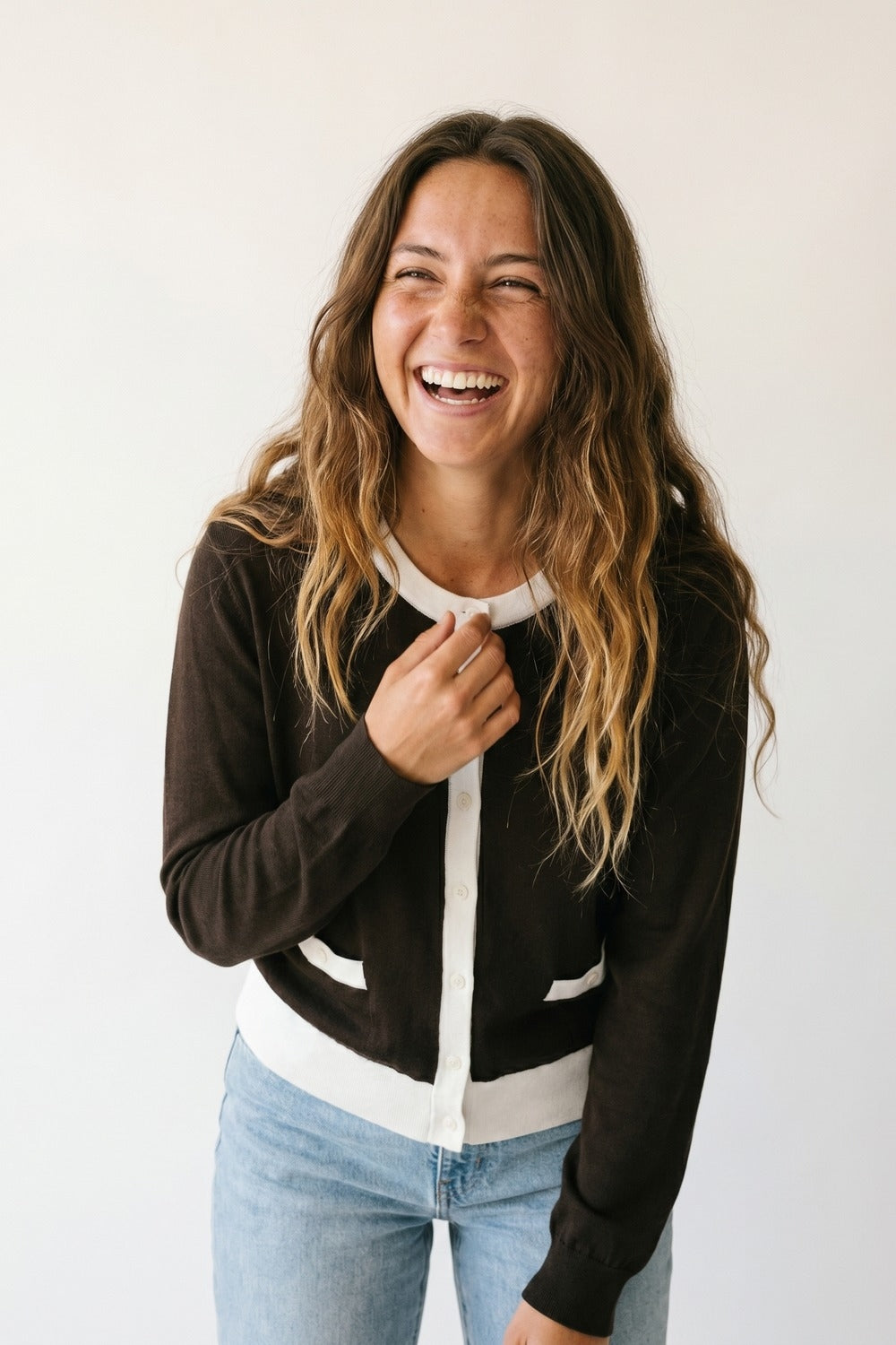 Cardigan à manches longues boutonnées à bordures contrastées marron