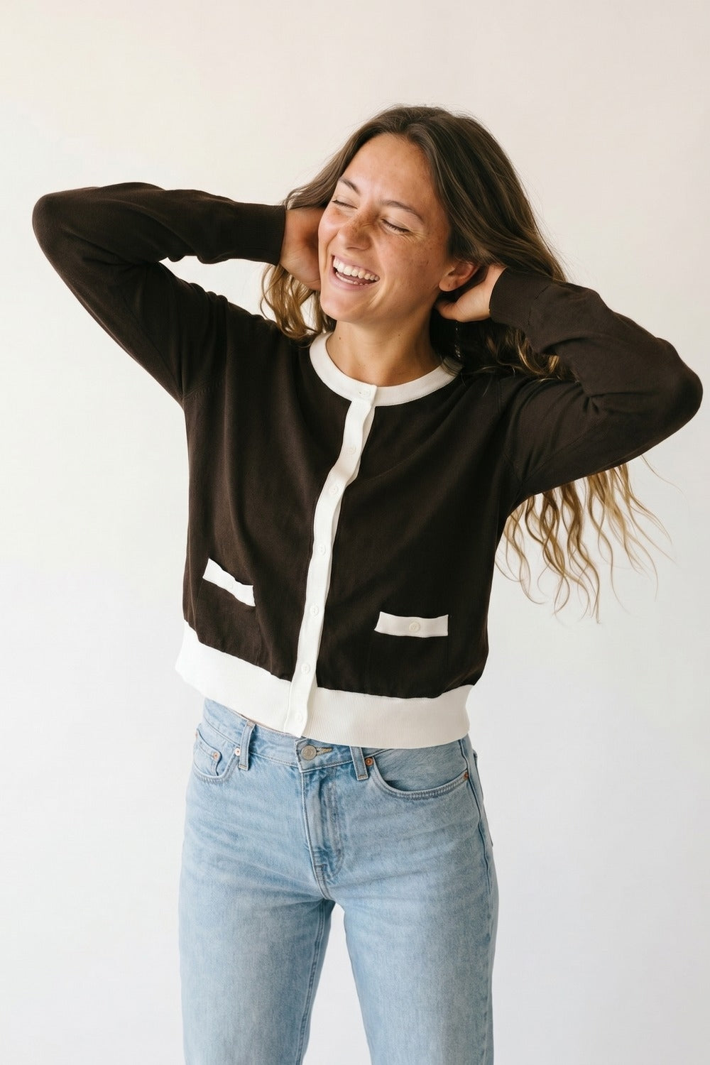 Cardigan à manches longues boutonnées à bordures contrastées marron