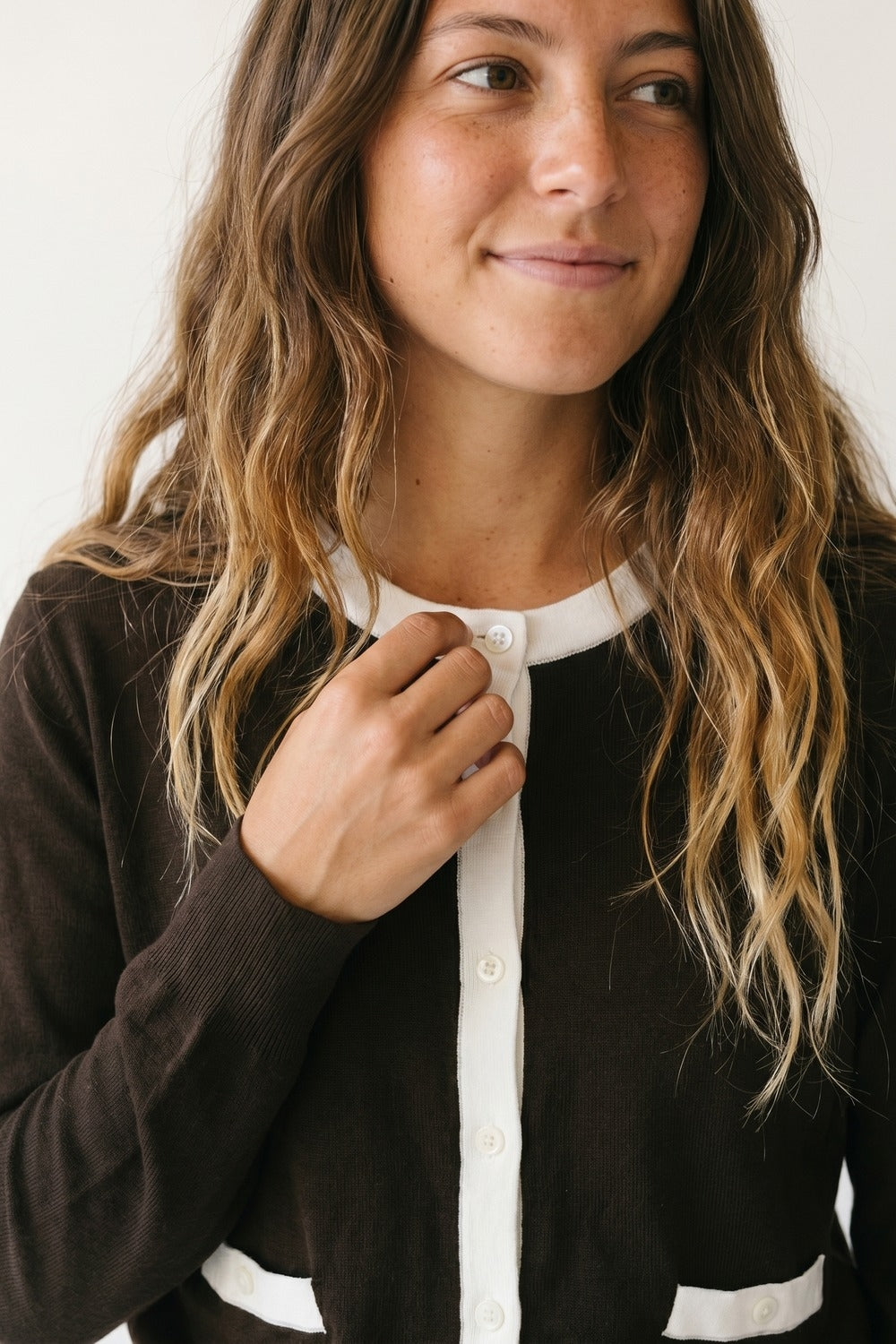Cardigan à manches longues boutonnées à bordures contrastées marron