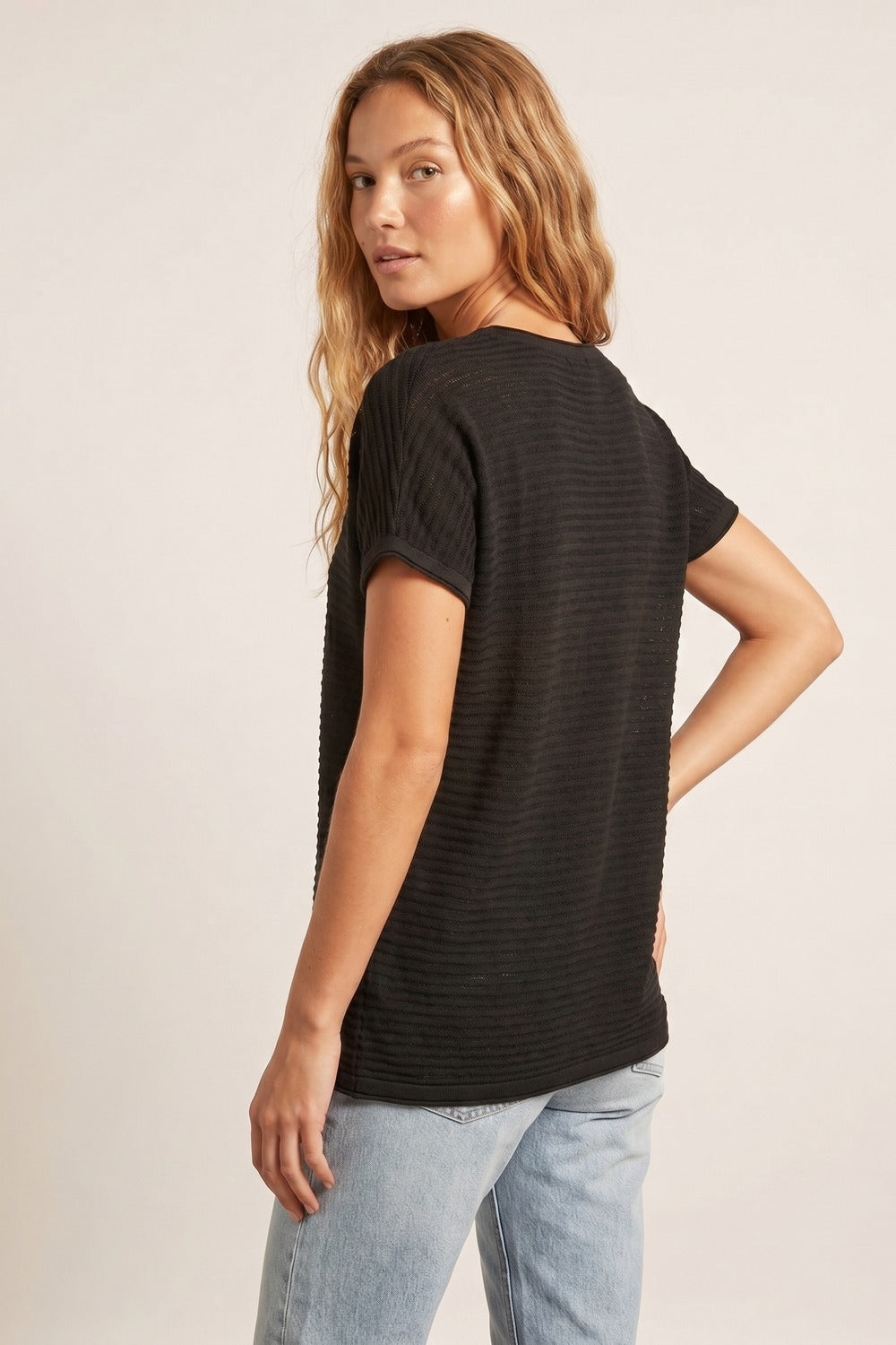 Pull en maille côtelée texturée noire à manches courtes