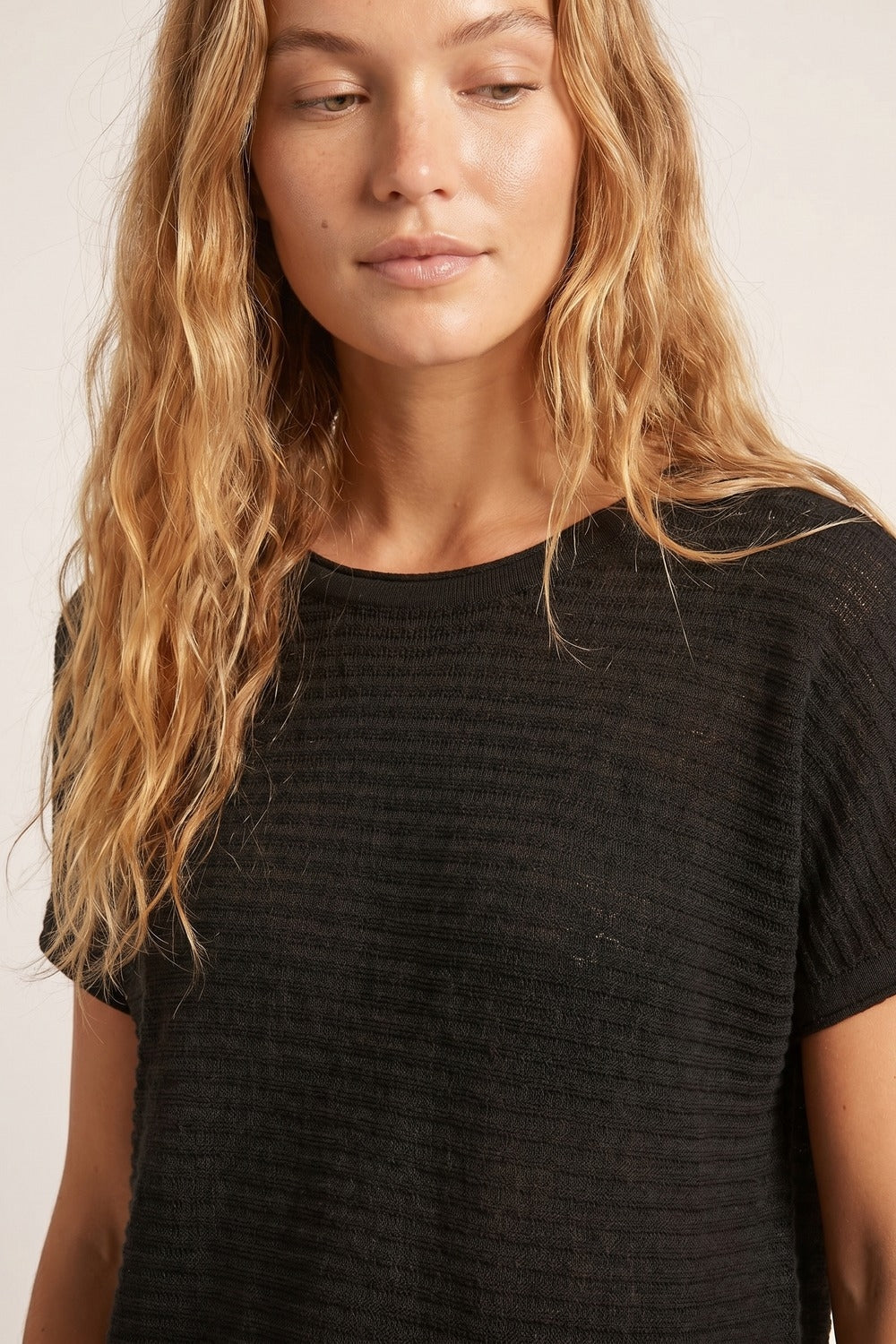 Pull en maille côtelée texturée noire à manches courtes