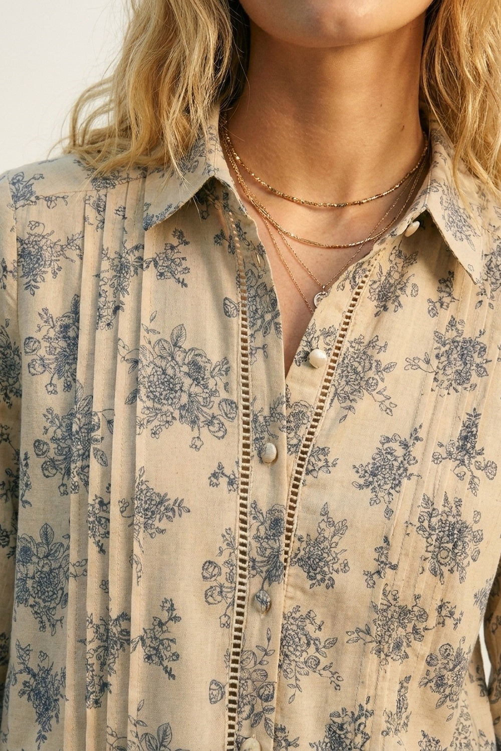 Chemise beige à imprimé floral avec détail en crochet