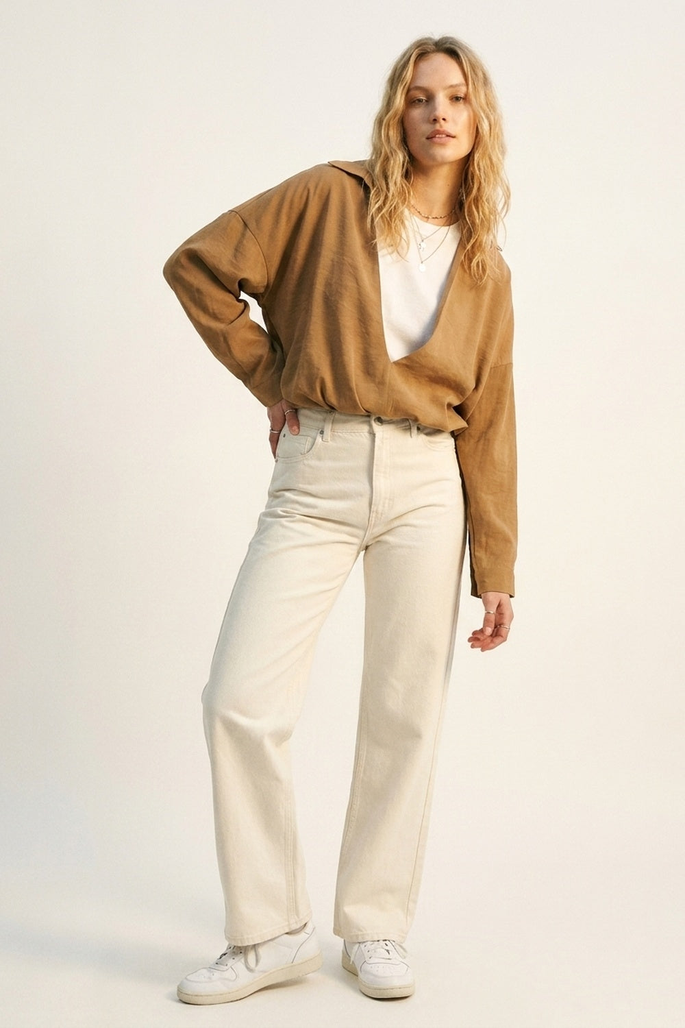 Chemise texturée légère camel et t-shirt blanc à l'intérieur