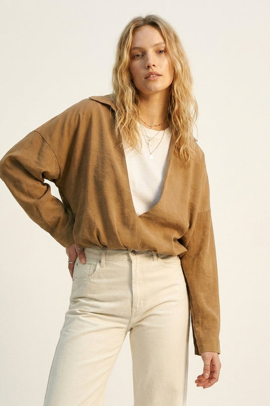 Chemise texturée légère camel et t-shirt blanc à l'intérieur