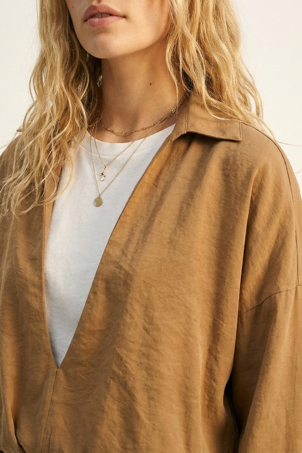 Chemise texturée légère camel et t-shirt blanc à l'intérieur