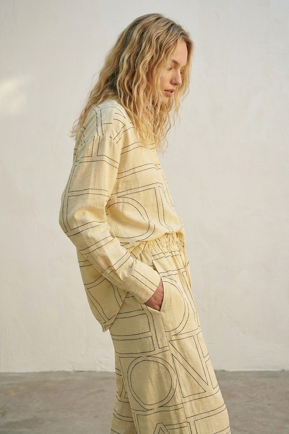 Chemise boutonnée à motif géométrique beige