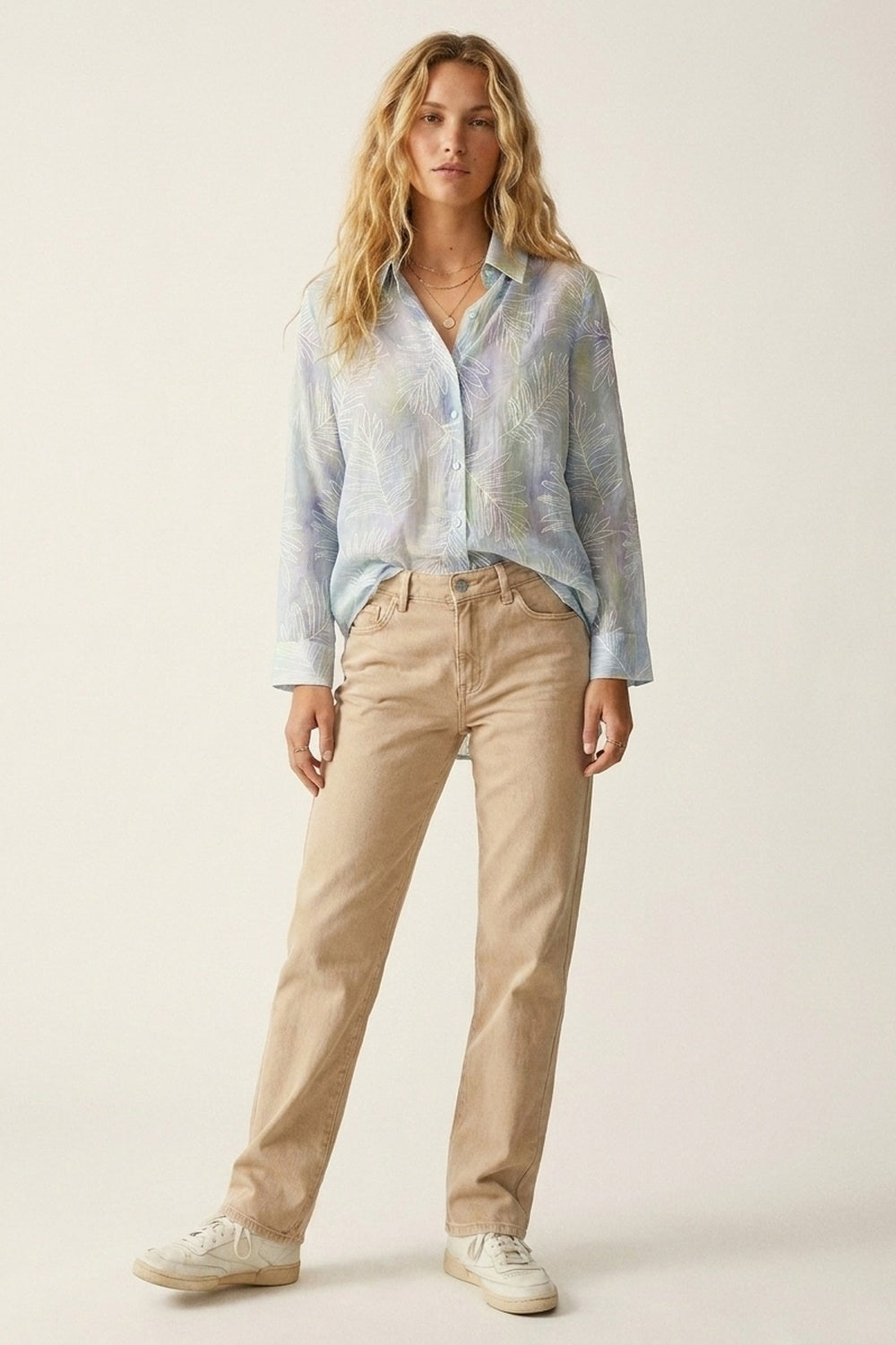Chemise bleu clair à imprimé feuille translucide avec tissu transparent