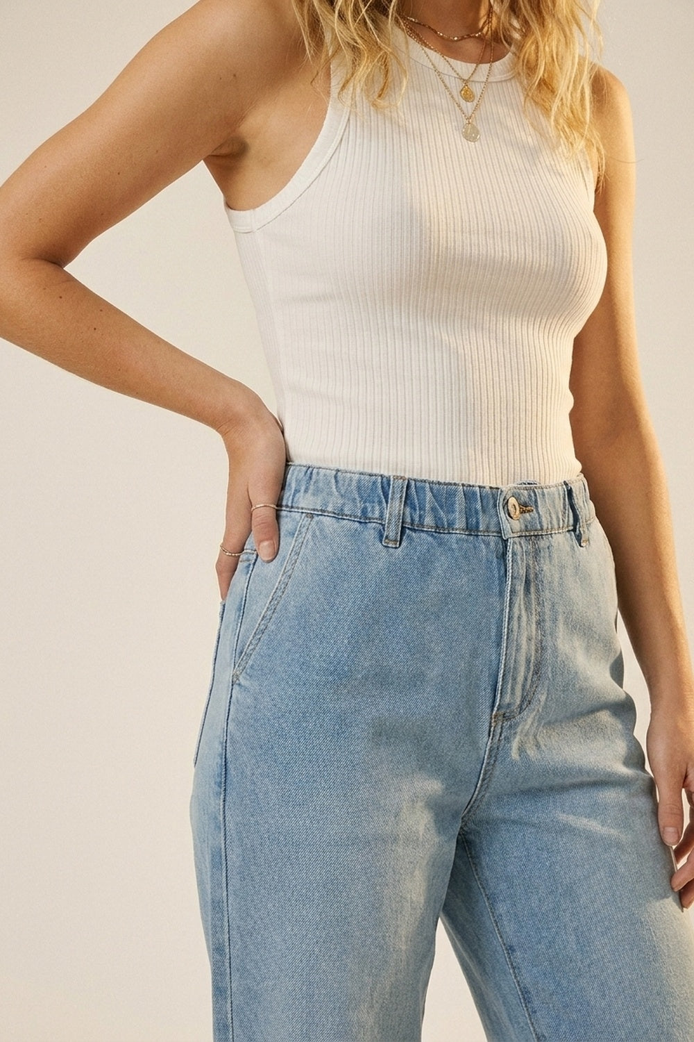 Jean en denim à taille élastique coupe décontractée et délavage clair