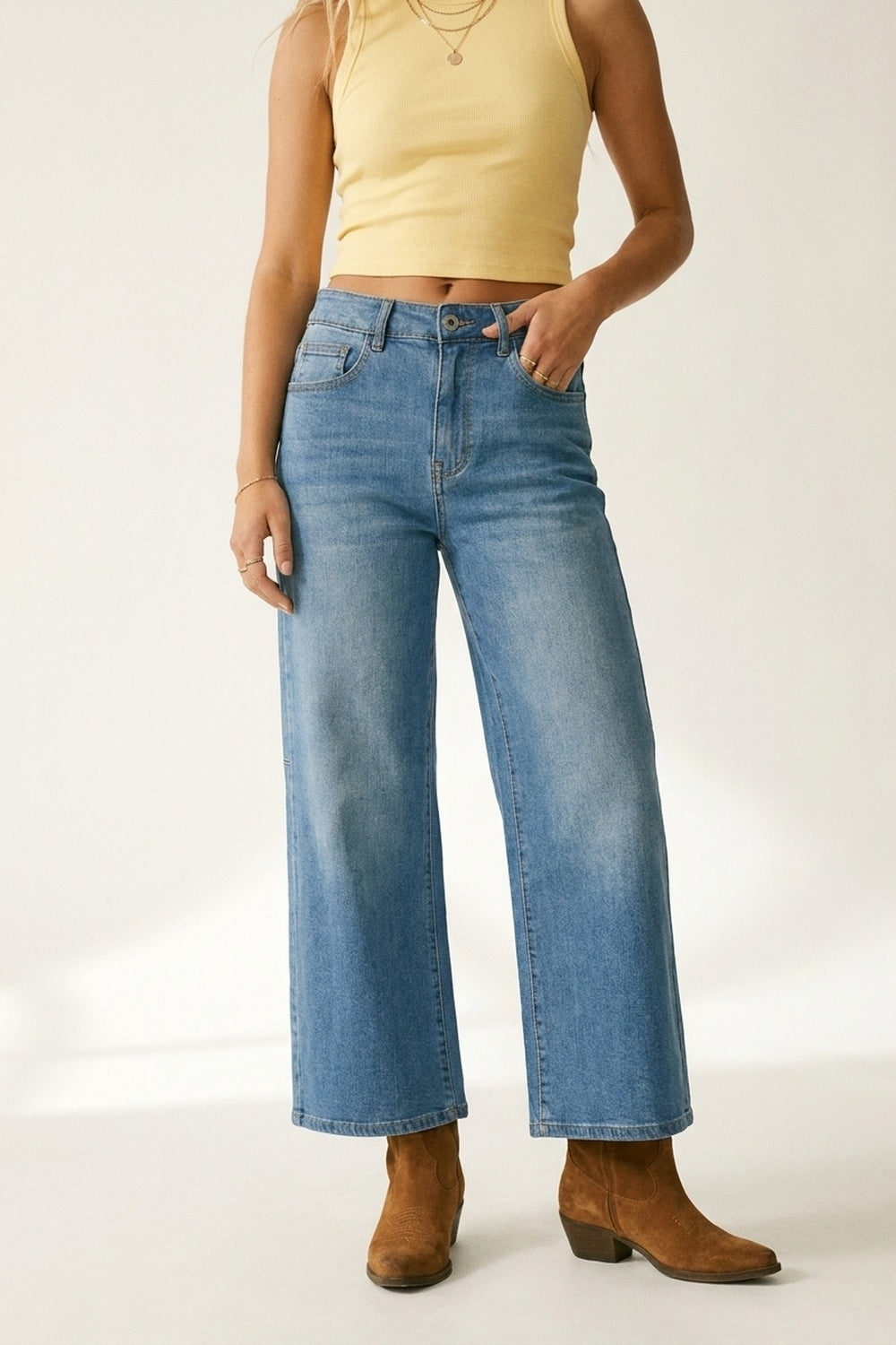 Jean en denim à jambe large et délavage moyen avec couture latérale