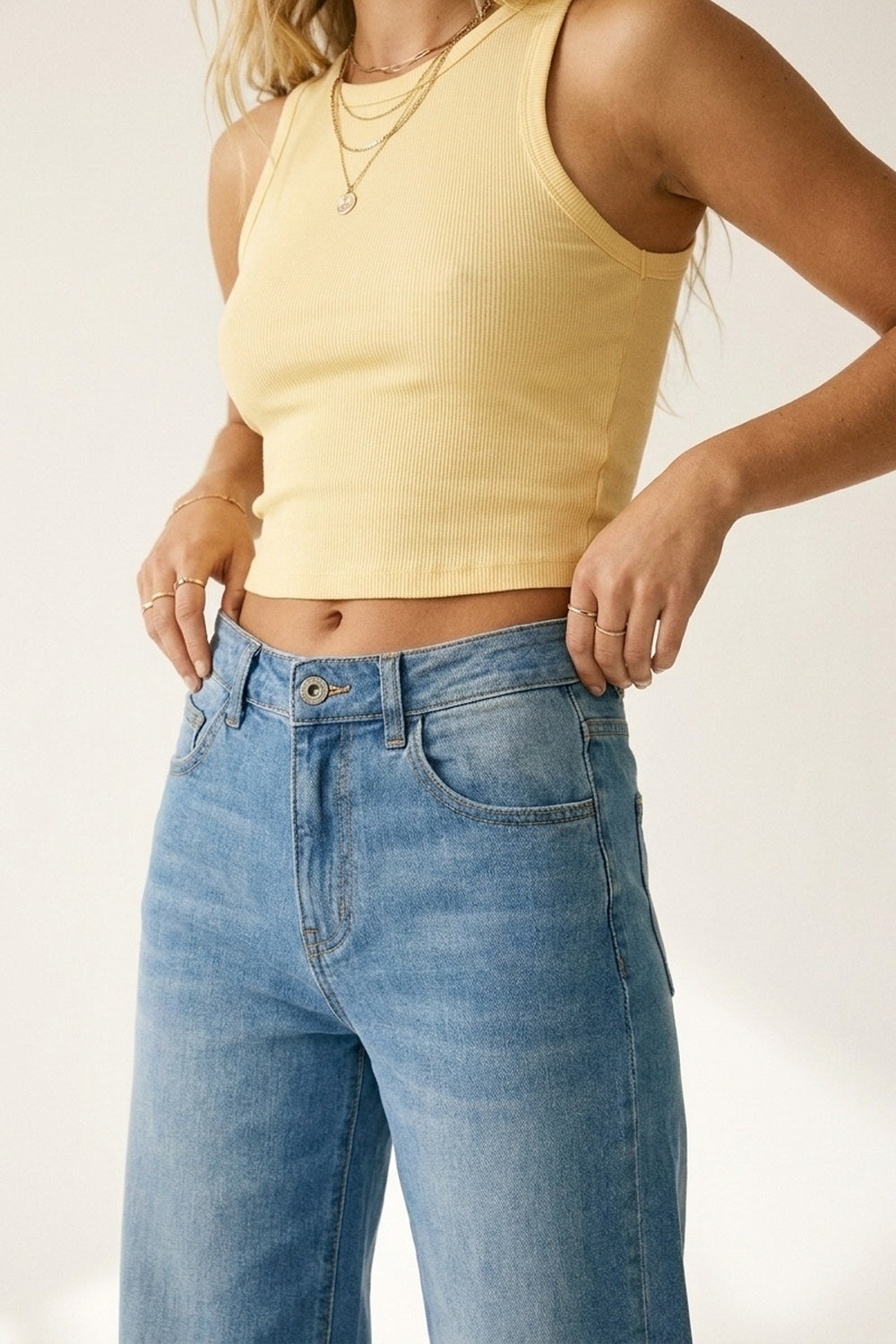 Jean en denim à jambe large et délavage moyen avec couture latérale