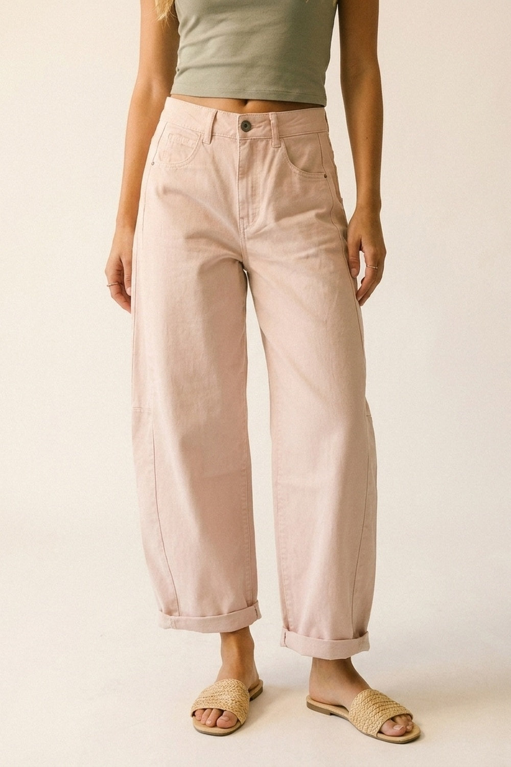 Pantalon style baril à jambes larges rose clair avec ourlets roulés