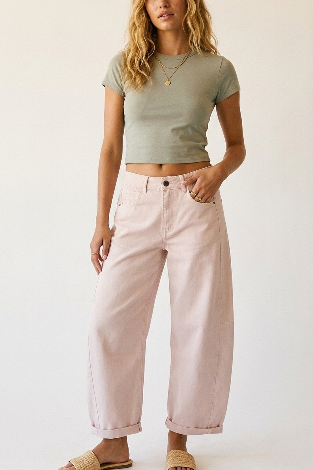 Pantalon style baril à jambes larges rose clair avec ourlets roulés