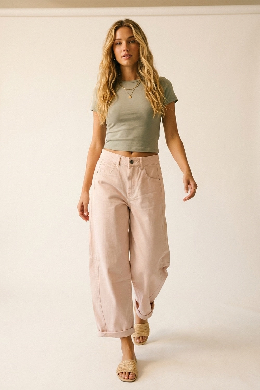 Pantalon style baril à jambes larges rose clair avec ourlets roulés