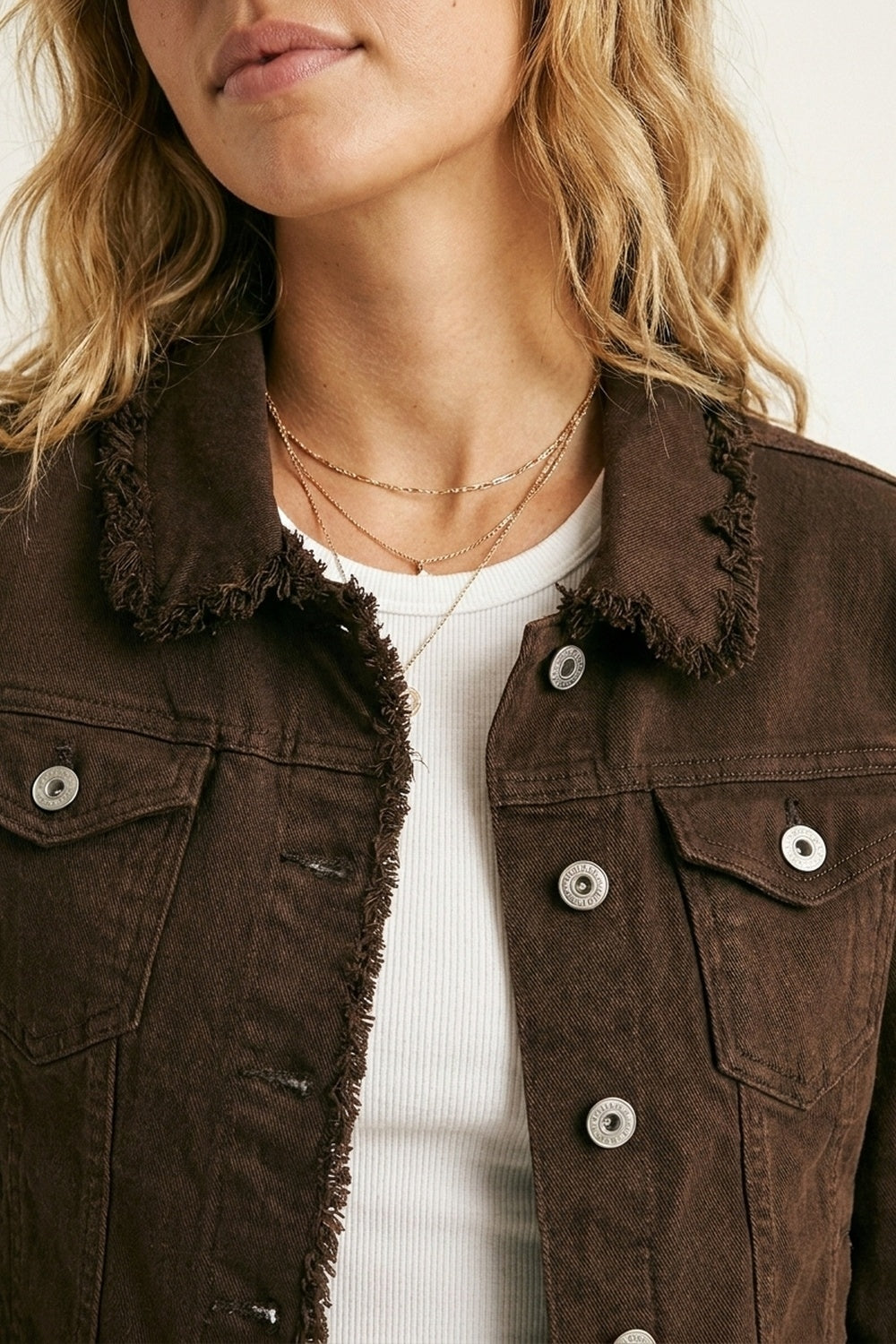 Veste en jean à bords bruts de couleur chocolat