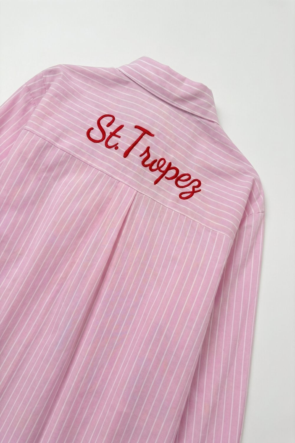 Chemise boutonnée à rayures roses avec détails brodés
