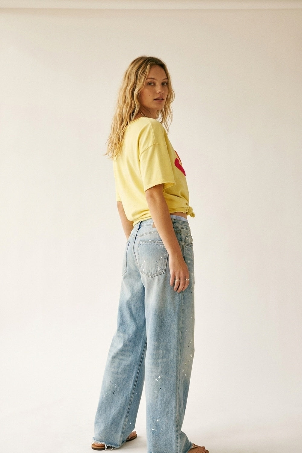 Sweat graphique coupe décontractée jaune avec texte coloré