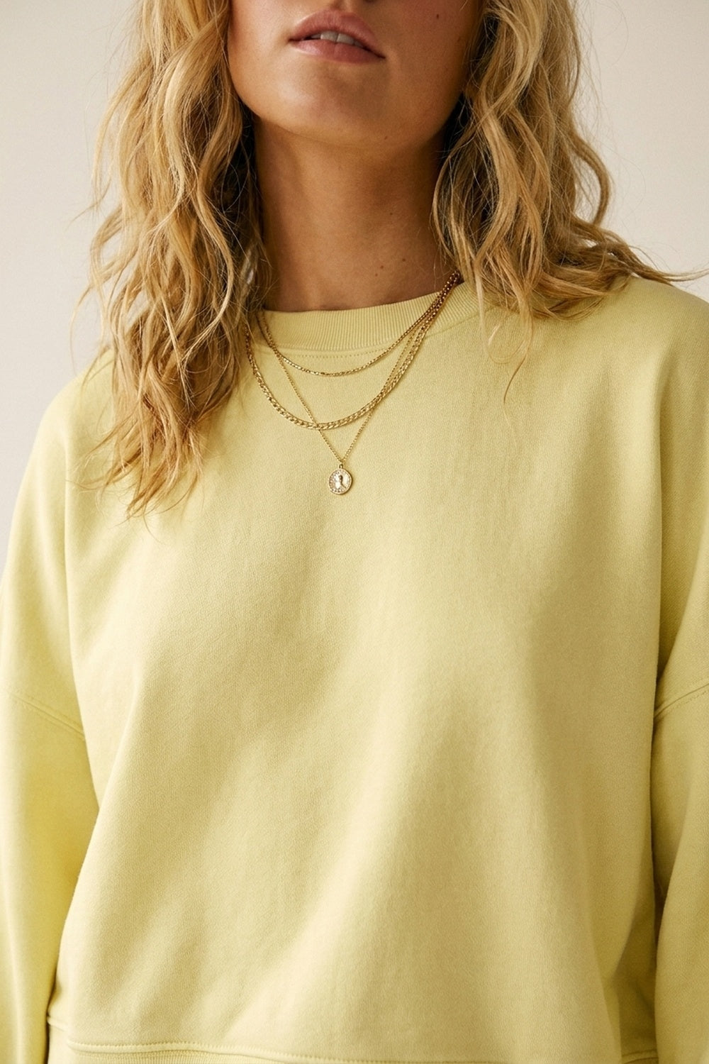 Sweatshirt basique à col ras du cou et épaules tombantes en jaune