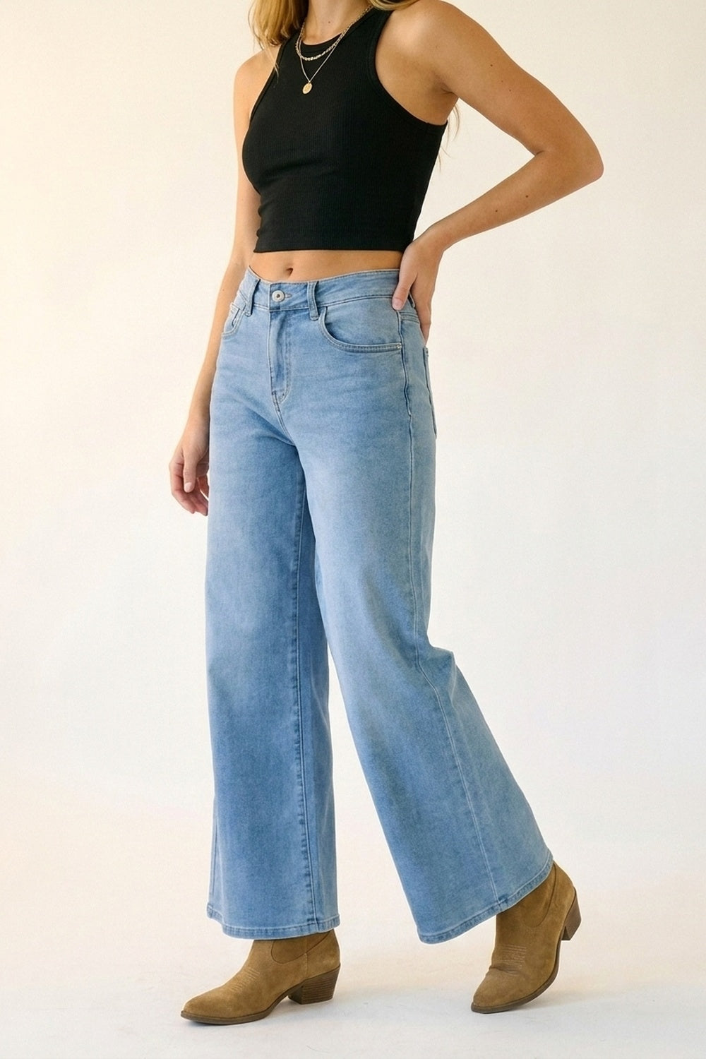 Jean en denim bleu clair à jambes larges et longueur cheville