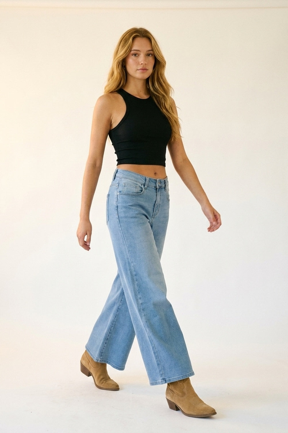 Jean en denim bleu clair à jambes larges et longueur cheville