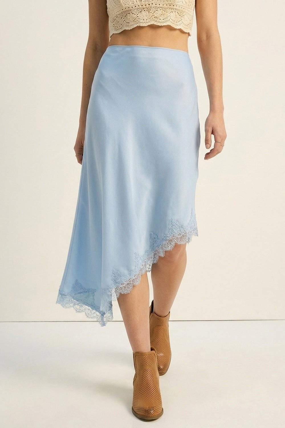 Jupe Asymétrique en Satin Bleu Ciel avec Bordure en Dentelle