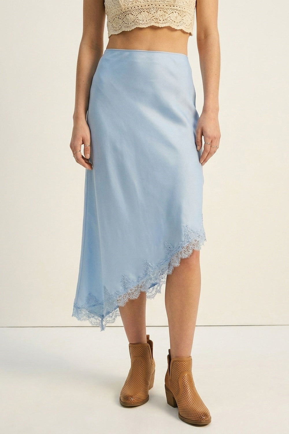 Jupe Asymétrique en Satin Bleu Ciel avec Bordure en Dentelle