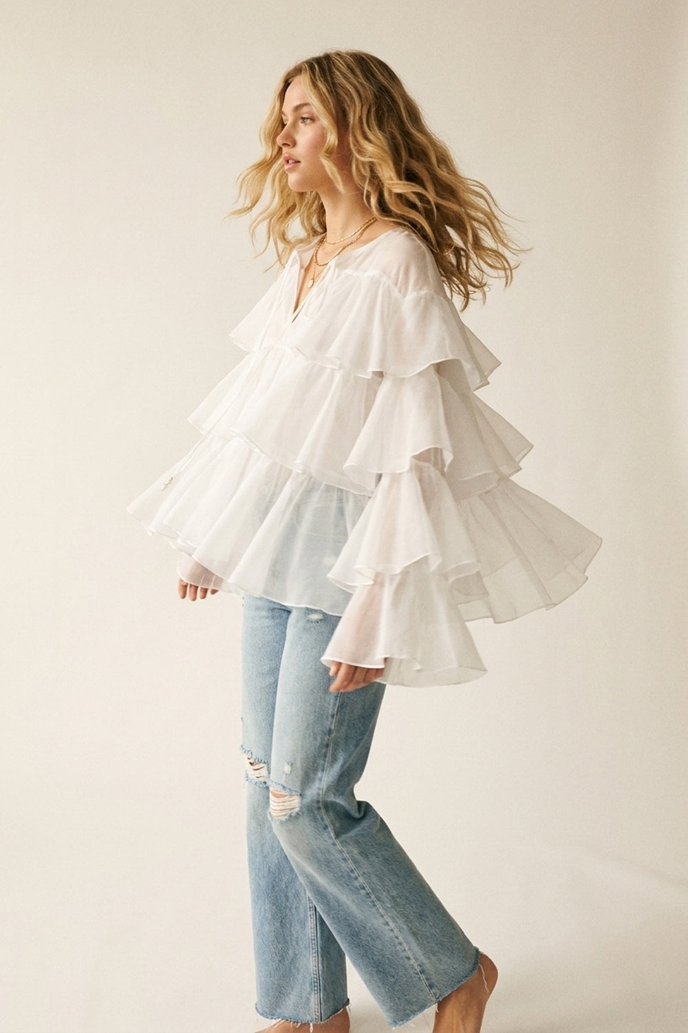 Blouse blanche à volants superposés avec col à nouer