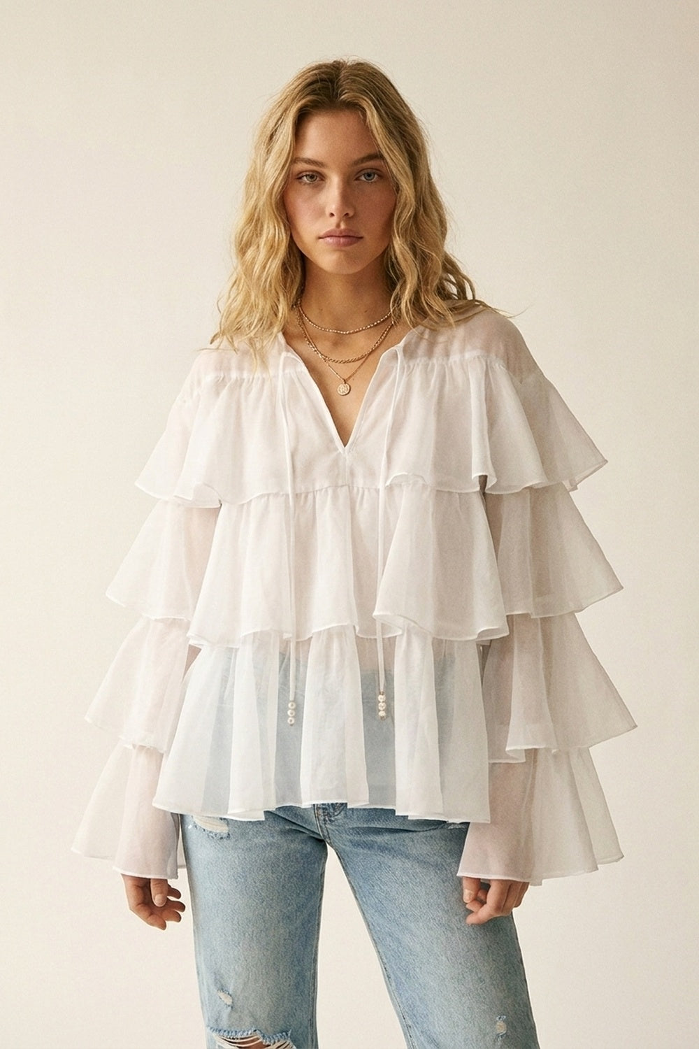 Blouse blanche à volants superposés avec col à nouer