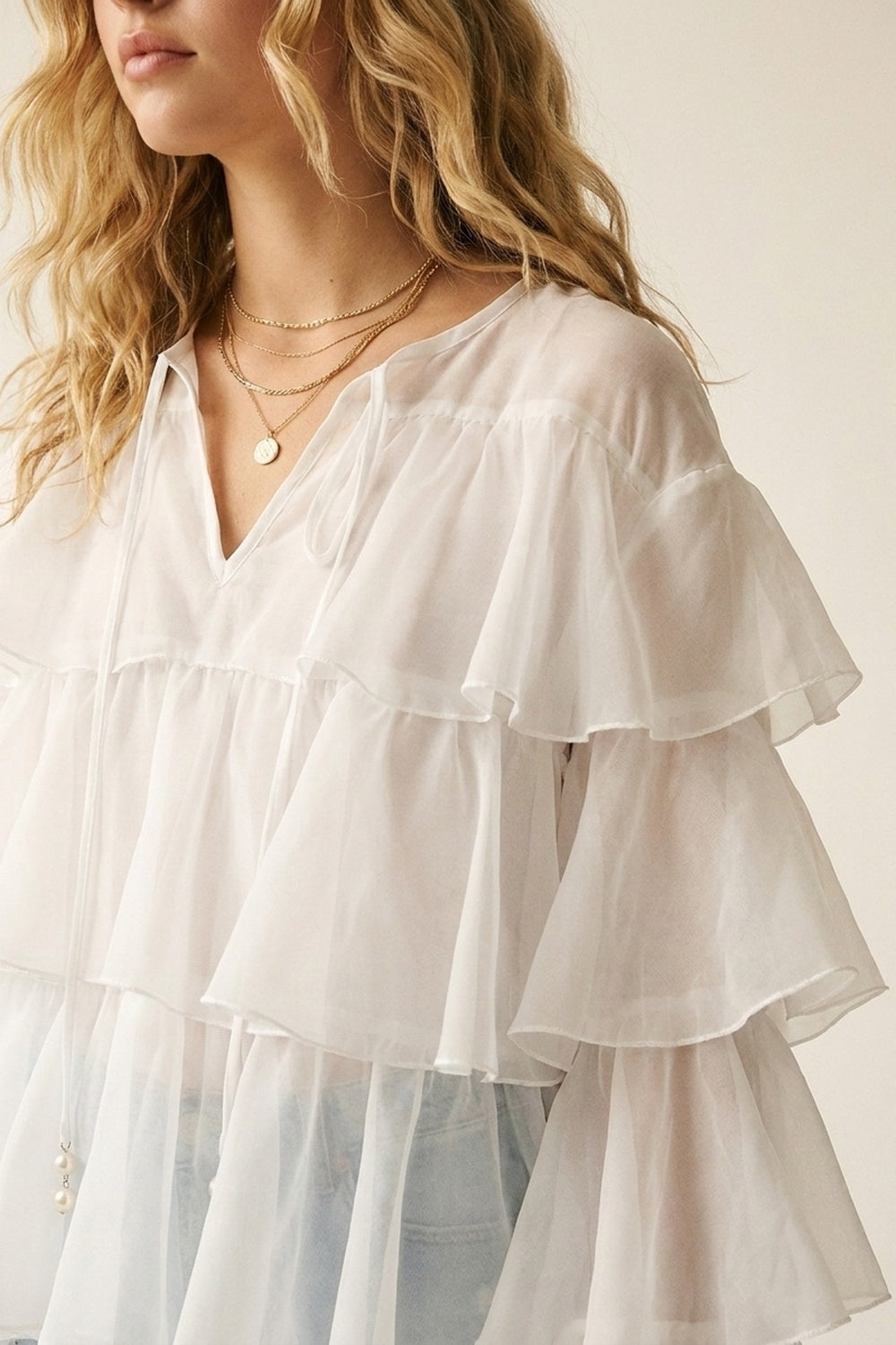 Blouse blanche à volants superposés avec col à nouer