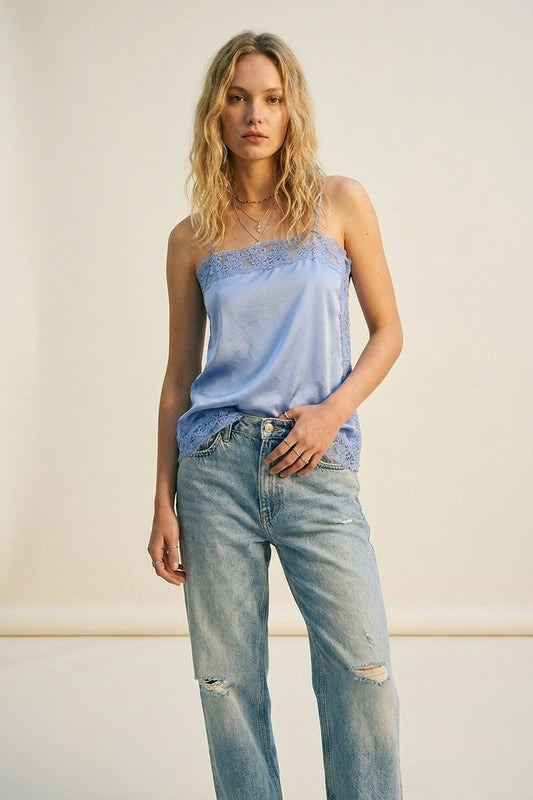 top en satin bleu clair avec bordure en dentelle