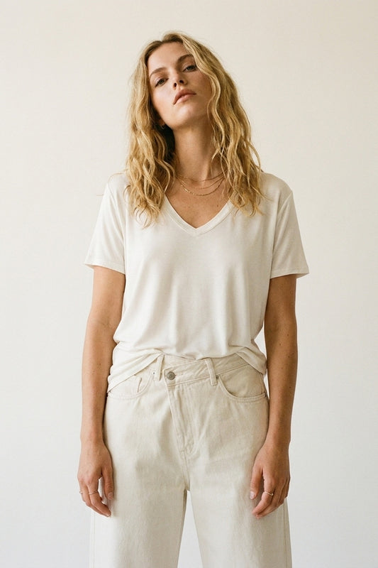 T-shirt blanc à col en V large et doux en tissu de viscose