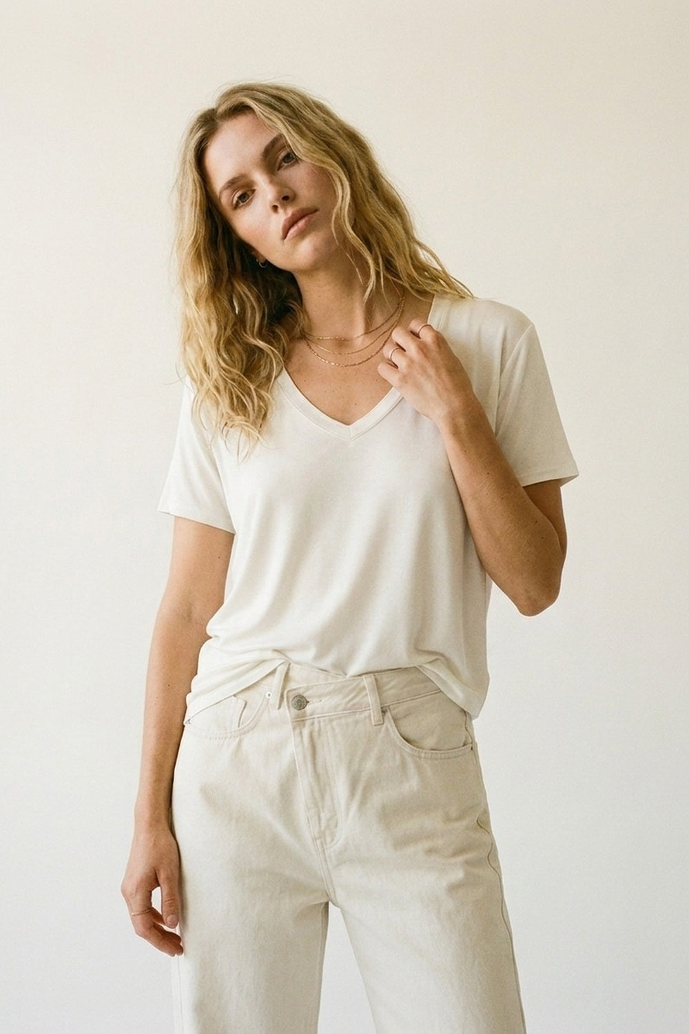 T-shirt blanc à col en V large et doux en tissu de viscose
