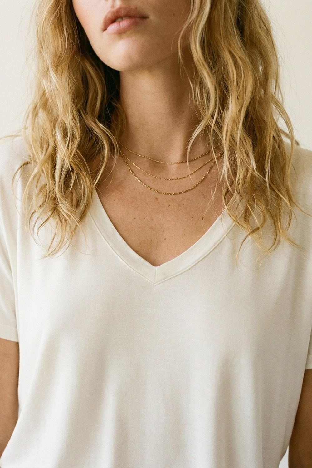 T-shirt blanc à col en V large et doux en tissu de viscose