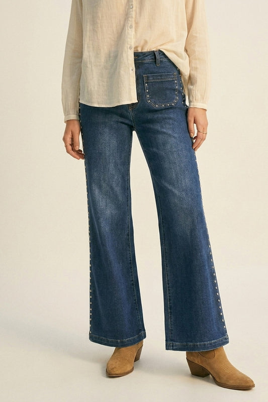 Jean en denim bleu moyen à jambes évasées avec détail à clous sur le côté