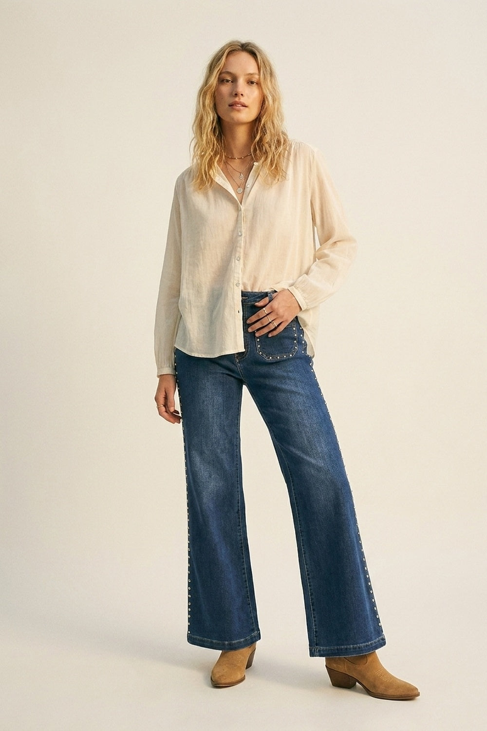 Jean en denim bleu moyen à jambes évasées avec détail à clous sur le côté