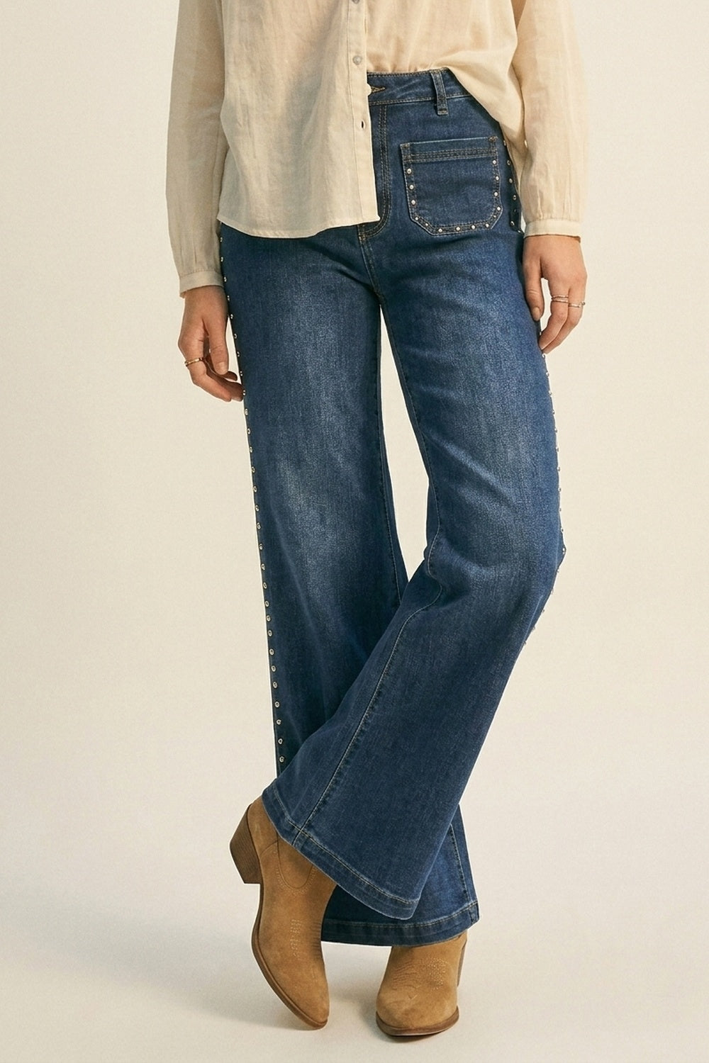 Jean en denim bleu moyen à jambes évasées avec détail à clous sur le côté