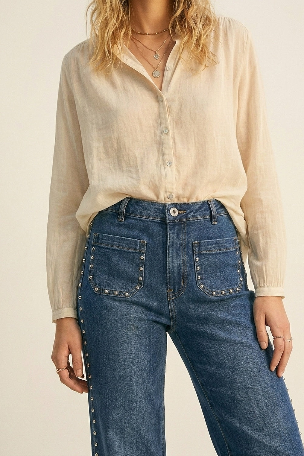 Jean en denim bleu moyen à jambes évasées avec détail à clous sur le côté