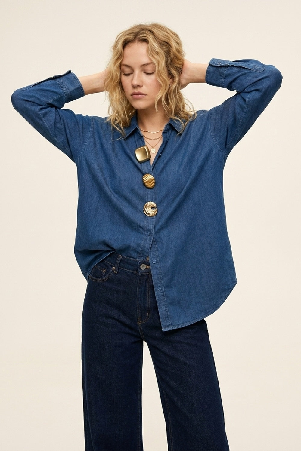 Chemise en denim bleu oversize avec boutons dorés à message
