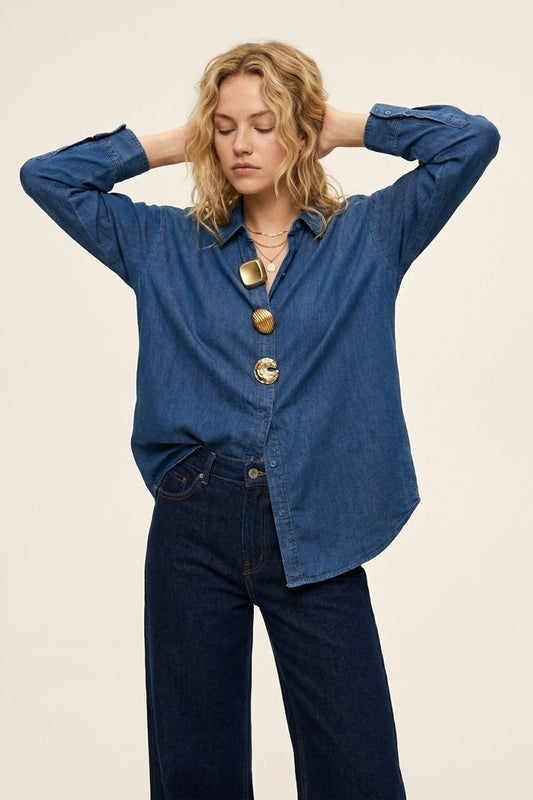 Chemise en denim bleu oversize avec boutons dorés à message