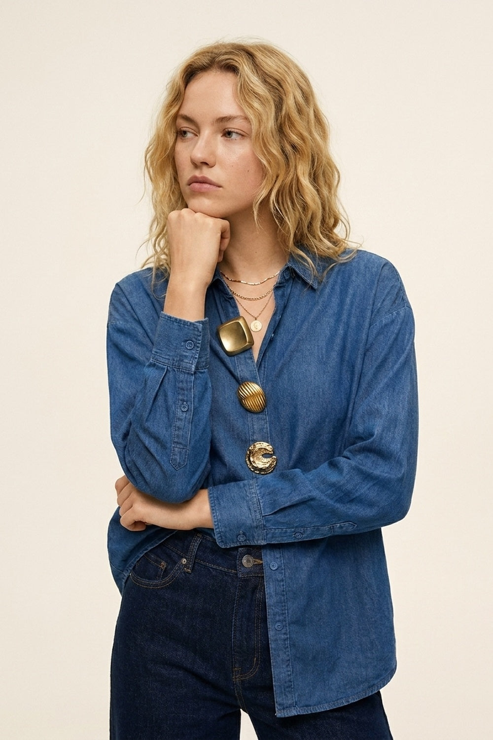 Chemise en denim bleu oversize avec boutons dorés à message