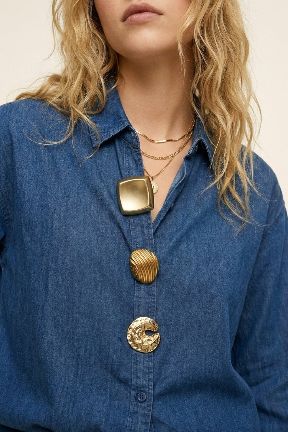 Chemise en denim bleu oversize avec boutons dorés à message
