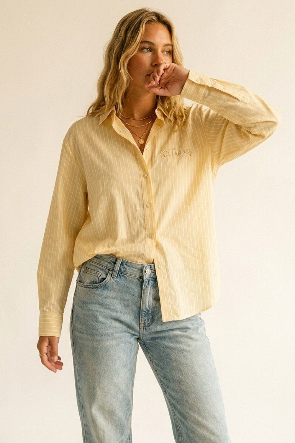 Chemise à rayures jaunes avec broderie St. Tropez