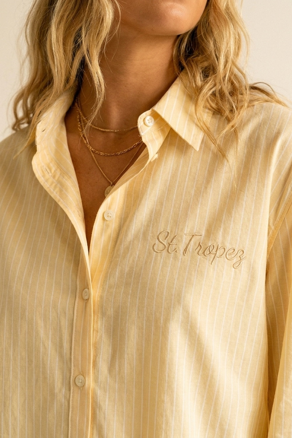 Chemise à rayures jaunes avec broderie St. Tropez