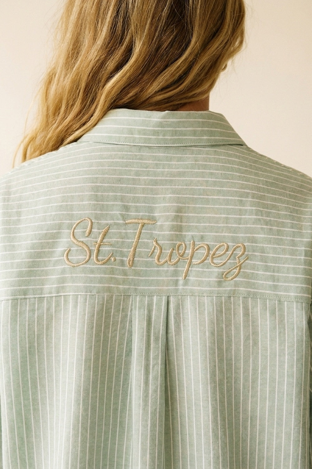 Chemise à rayures vert clair avec logo brodé St. Tropez