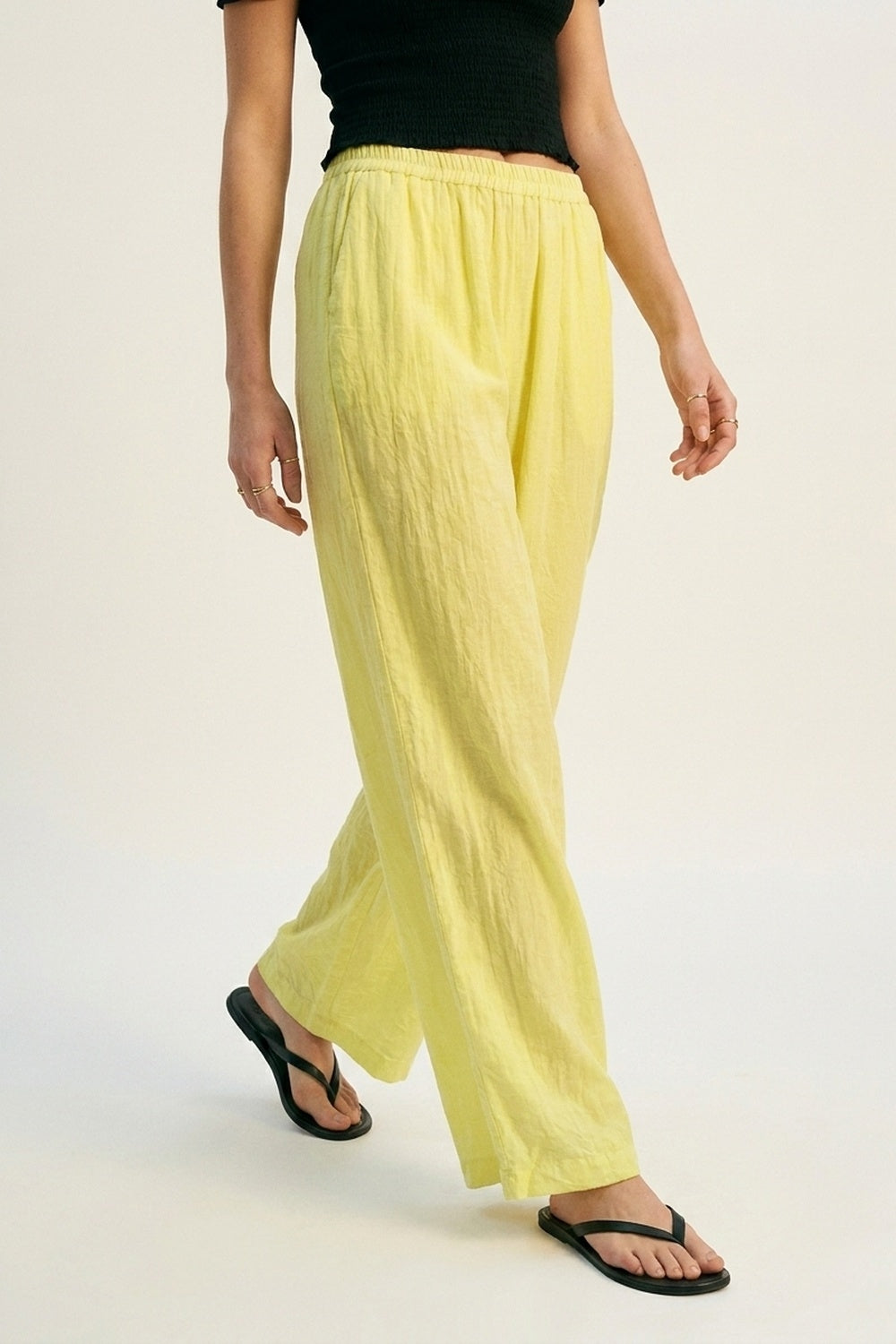 Pantalon large jaune avec tissu transparent